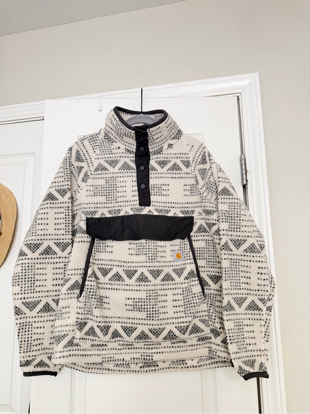 Carhartt black/cream geometric pattern fleece pullover with pocket size M